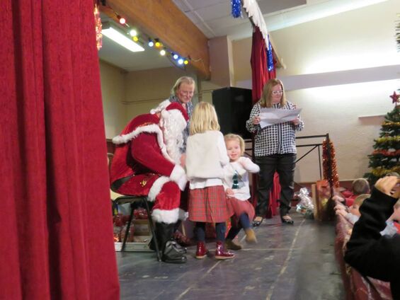 Remise des cadeaux aux enfants par le Père Noël