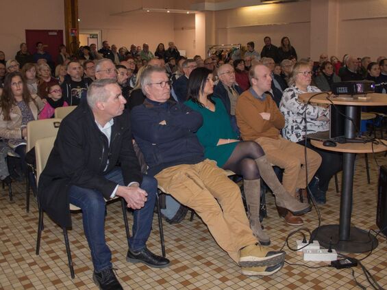 De gauche à droite: Monsieur Raphaël LALIN, Monsieur Philippe DEGROOTE, Madame Julie VERMEESCH, Monsieur Simon DEGEUSER et Madame Nathalie BUKOWINSKI.