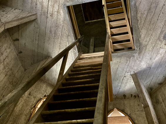 Intérieur de l'église Saint-Martin de Vis-en-Artois, vue depuis l'escalier du clocher