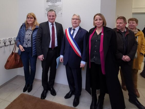 Photo des personnalités devant la plaque inaugurale