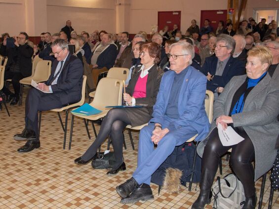 De gauche à droite: Monsieur le Préfet du Pas de Calais, Madame Anne-Sophie DEROUBAIX, Monsieur Jean-Pierre CORBISEZ, sénateur du Pas de Calais, et Madame Marie-Sophie DARRAS, délégué territoriale de la fondation du patrimoine.