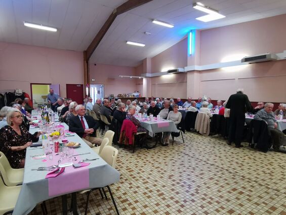 Vue d'ensemble du repas des ainés.