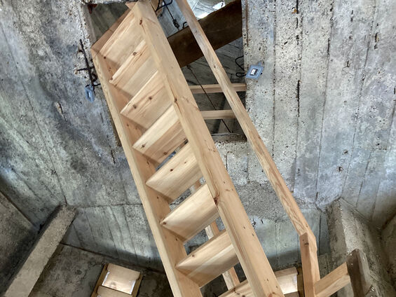 Intérieur de l'église Saint-Martin de Vis-en-Artois, vue sur l'escalier du clocher