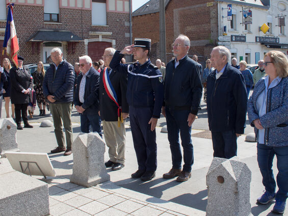 Recueillement devant le monument aux morts.