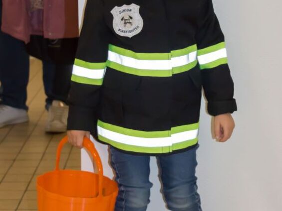 Enfants du village en costume pour d'Halloween