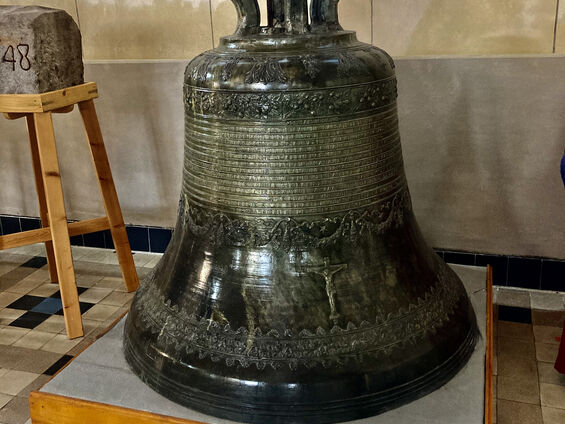 Intérieur de l'église Saint-Martin de Vis-en-Artois, ancienne cloche de l'église.