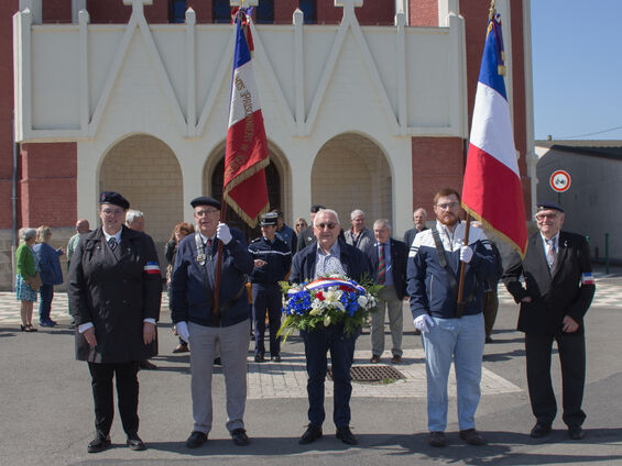 Départ du cortège devant l'Eglise.