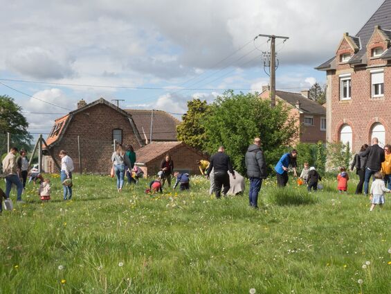 Les enfants du villages sont réunis pour la chasse aux œufs.
