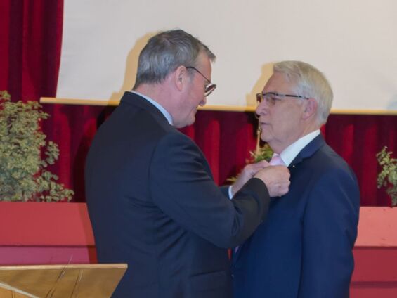 Remise de la médaille d'argent communale à Monsieur le Maire.