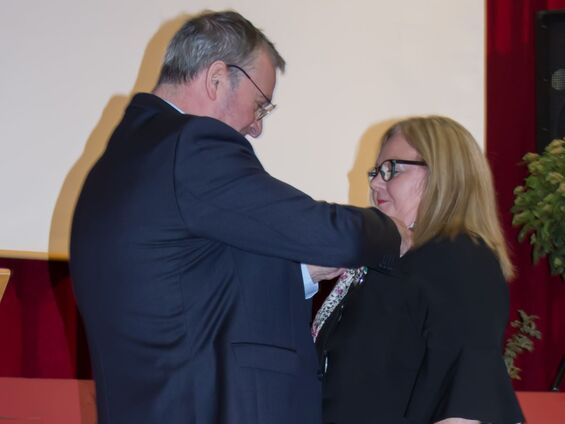 Remise de la médaille d'argent commune à Madame Laurence DERON.