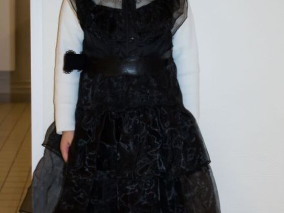 Enfants du village en costume pour d'Halloween