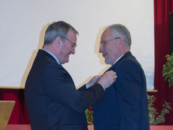 Remise de la médaille d'argent communale à Monsieur Jean-Pierre SANTY.