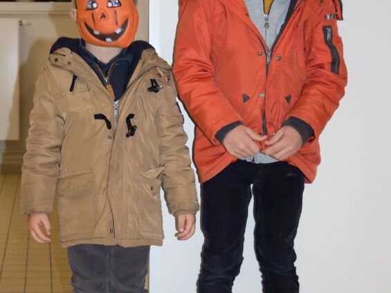 Enfants du village en costume pour d'Halloween