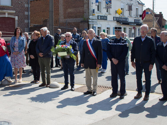 Dépôt de la gerbe au monument aux morts en Présence du Lieutenant PILATO.