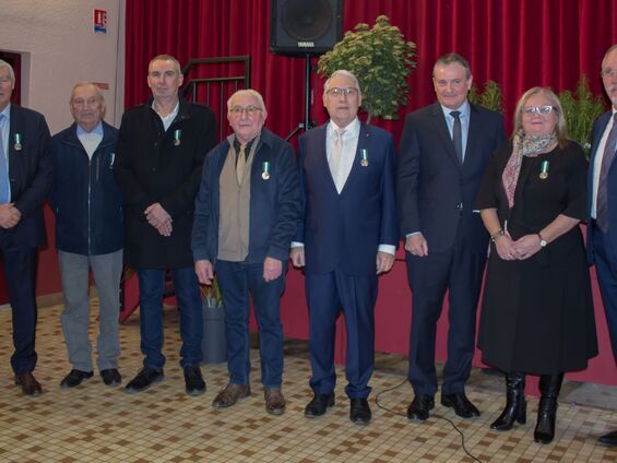 Photo des récipiendaires de médaille accompagné de Monsieur le Préfet.