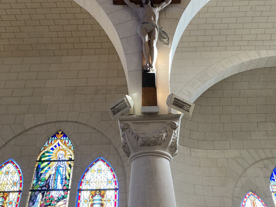 Intérieur de l'église Saint-Martin de Vis-en-Artois, le Christ sur la croix