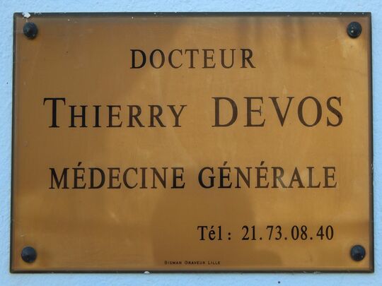 Plaque du cabinet du Dr Devos