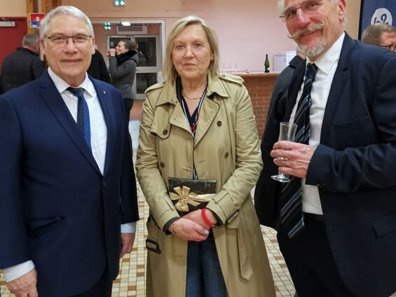 Remise d'un présent à Madame Evelyne BOURBON, agent d'entretien de la commune