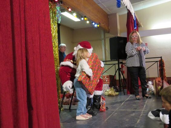 Remise des cadeaux par le Père Noël
