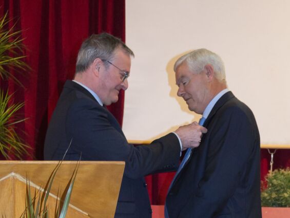 Remise de la médaille d'argent communale à Monsieur Christian BOISLEUX.