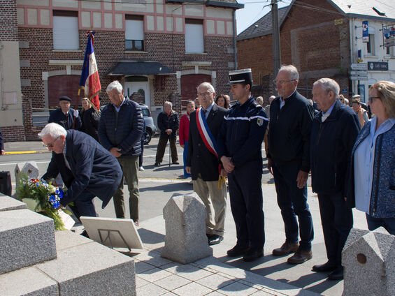 Pose de la gerbe au pied du monument aux morts par Monsieur Roger CANDAËS en présence de Monsieur le Maire, quelques conseillers et le Lieutenant PILATO.