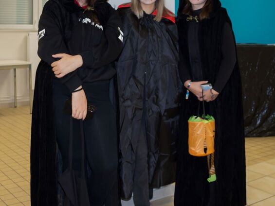Adulte du village en costume pour d'Halloween
