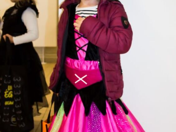 Enfants du village en costume pour d'Halloween