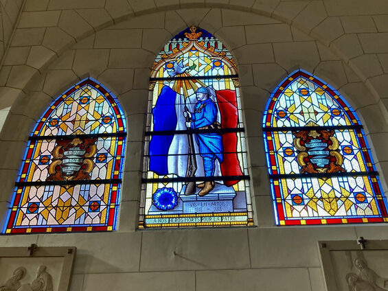 Intérieur de l'église Saint-Martin de Vis-en-Artois, vue sur les vitraux