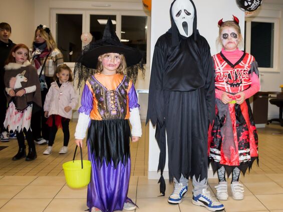 Enfants du village en costume pour d'Halloween