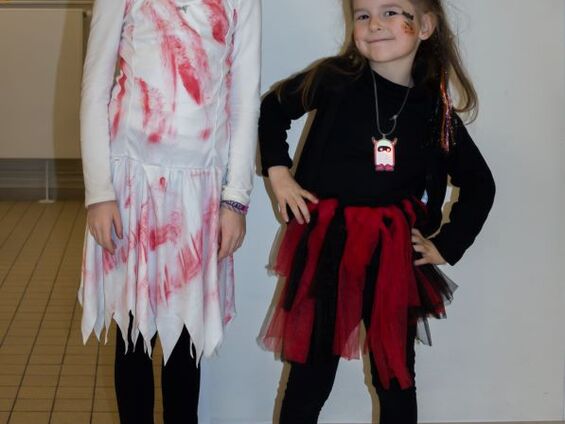 Enfants du village en costume pour d'Halloween