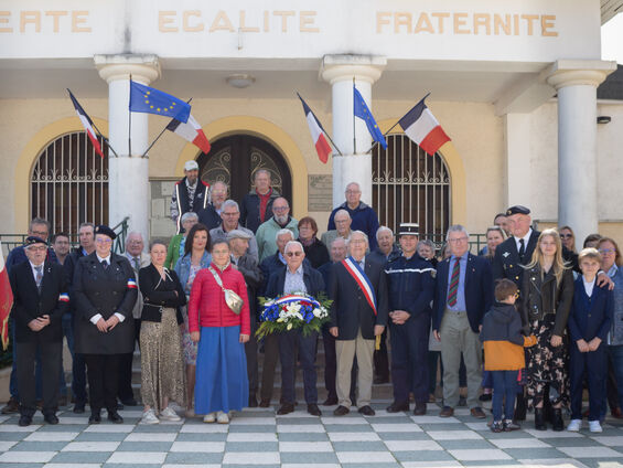 Photo prise devant le parvis de la mairie.