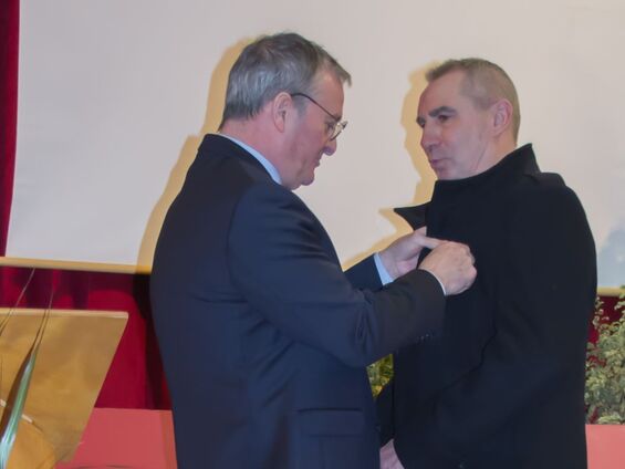 Remise de la médaille d'argent communale à Monsieur Raphaël LALIN.