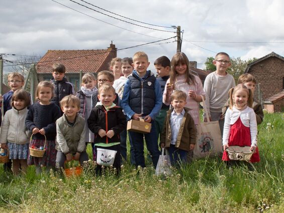 Photo des enfants du village présents à la chasse aux œufs.
