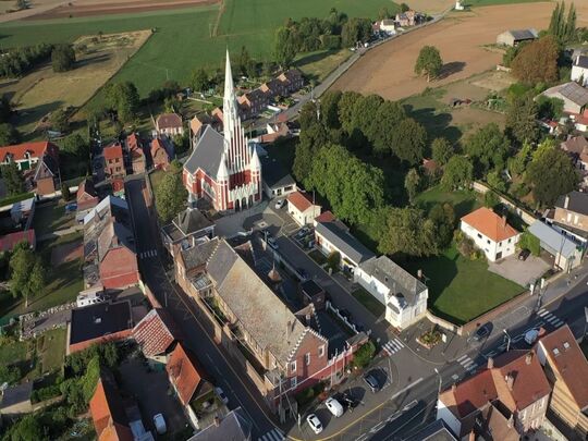 Place du village avec l'église, l'école et la Mairie